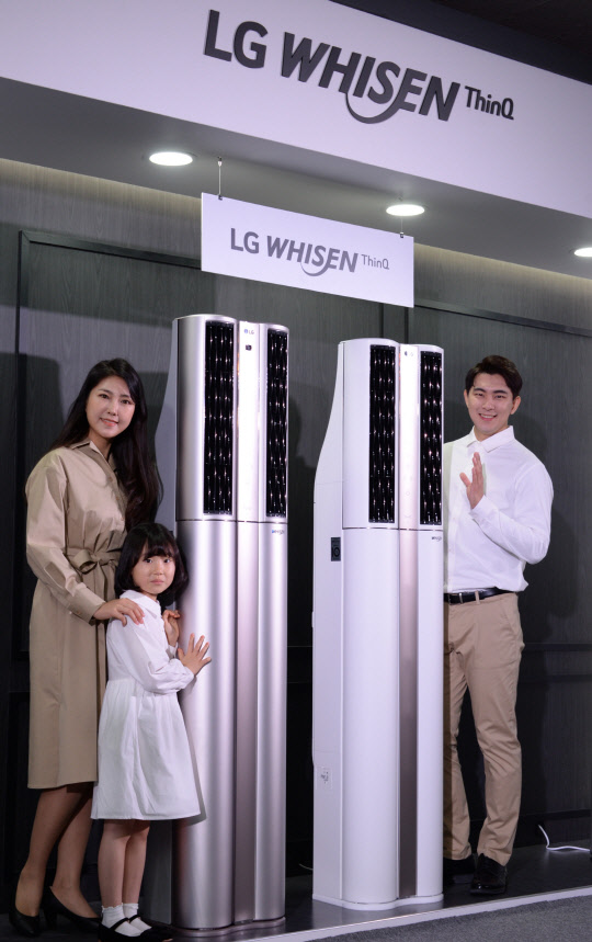 LG전자가 16일 2020년형 'LG 휘센 씽큐 에어컨' 신제품 29종을 선보이고 같은 날 본격적인 판매에 들어갔다. LG전자 모델이 더 편리하고 쾌적해진 2020년형 LG 휘센 씽큐 에어컨 신제품을 소개하고 있다. <LG전자 제공>